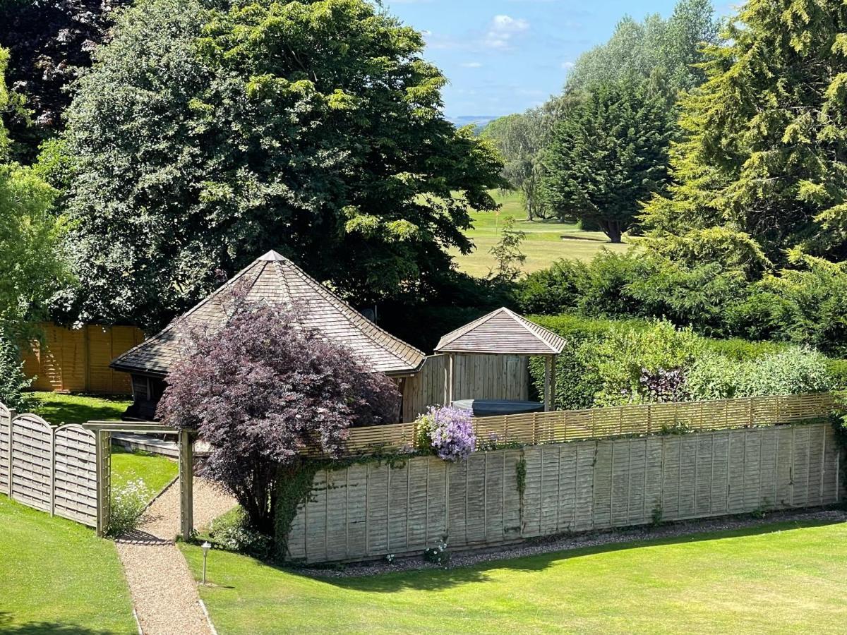 Guest house Burton & 4*